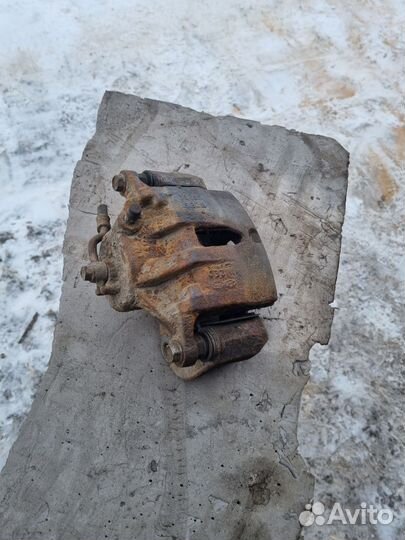 Суппорт передний левый ix 35