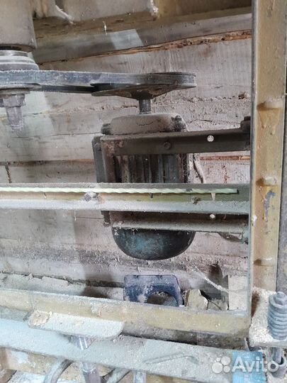 Фрезерный станок по дереву бу.есть фрезы к нему