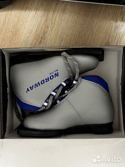 Лыжные ботинки и лыжи