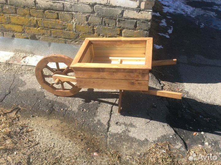 Кашпо садовое. Кадка для дачи. Тачка декоративная