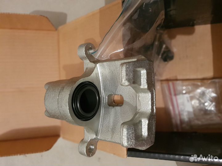 Суппорт задний левый Mitsubishi Pajero III