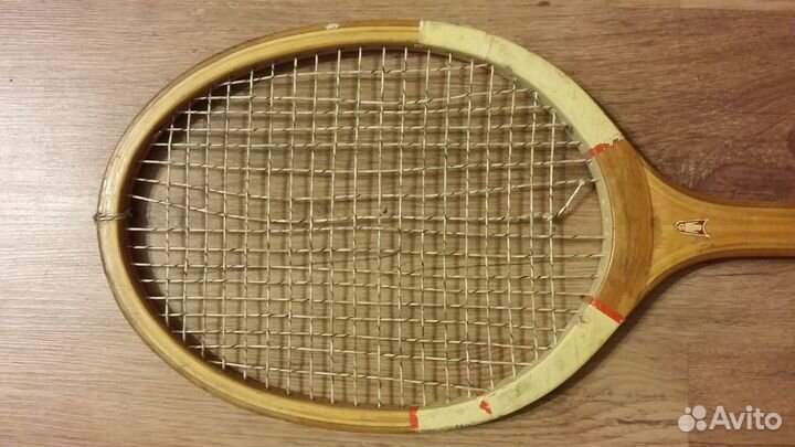 Теннисная ракетка
