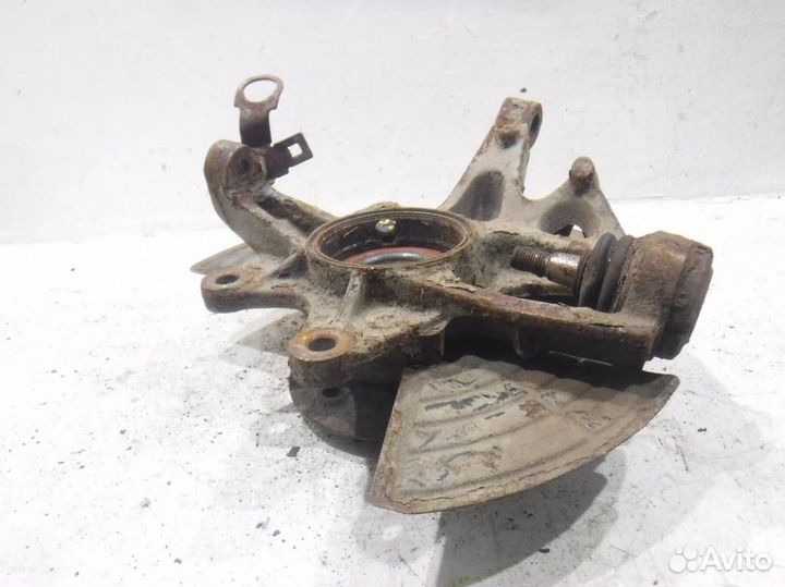 Кулак передний правый