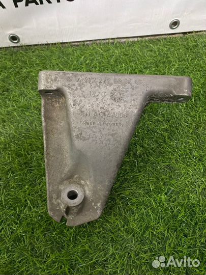 Кронштейн опоры двигателя правый Mercedes S W221