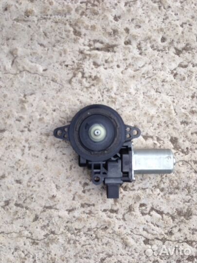 Моторчик стеклоподъемника Mazda