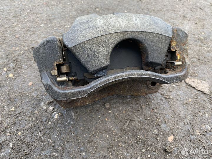 Суппорт тормозной передний Tayota Rav 4 2006