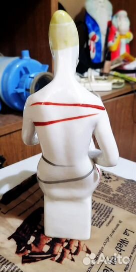 «Фарфоровая статуэтка «Девушка с книгой» лзфи»