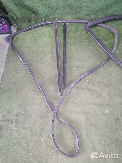 Уплотнение двери переднее левое Ford Explorer 4