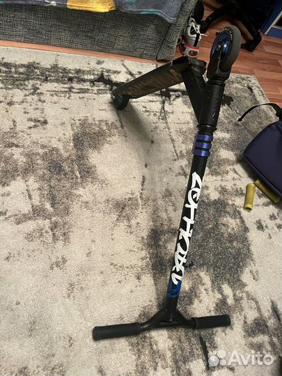 Продаётся самокат, б/у, выдерживает 100 кг.грипсы