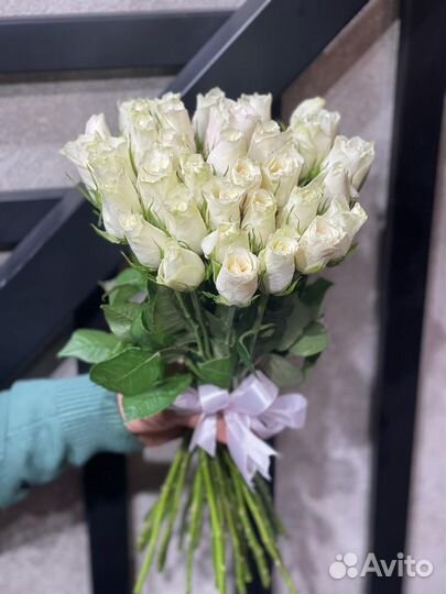 35 кенийских белых роз