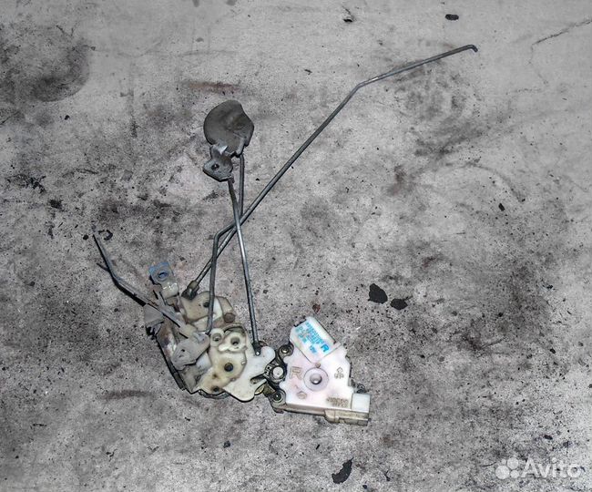 Замок двери передней правой Nissan Primera P10