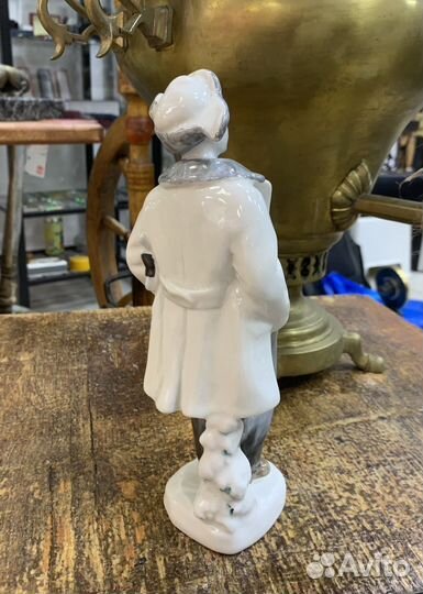 Статуэтка фарфор лфз Мальчик с коньками