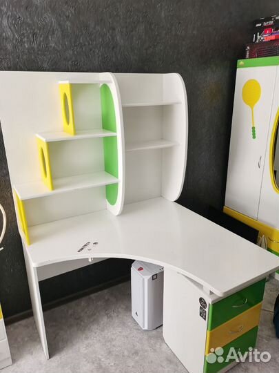 Стол письменно-компьютерный с тумбой и стеллажом