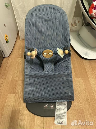 Шезлонг babybjorn с игрушкой