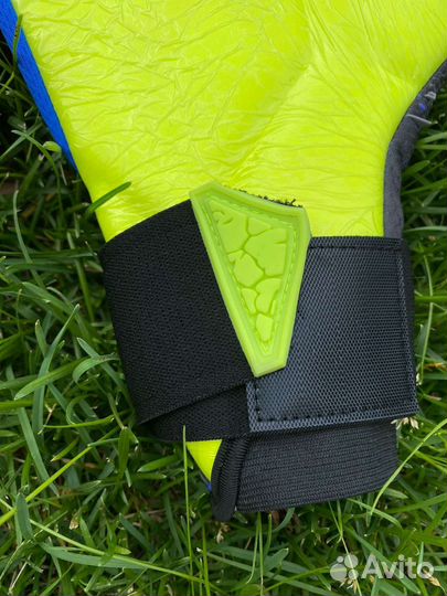 Вратарские перчатки футбольные