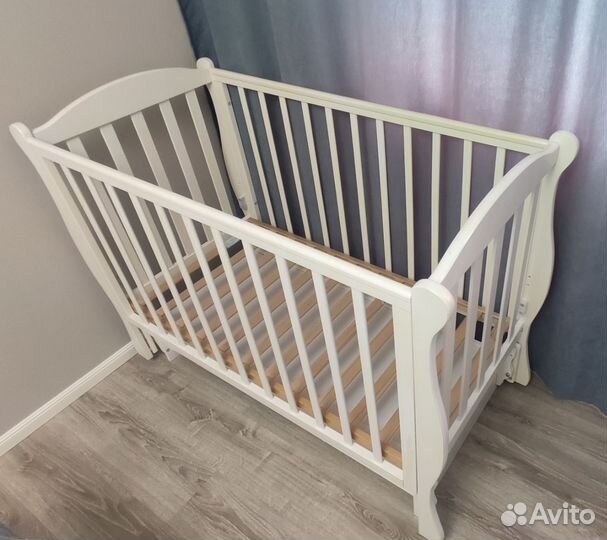 Детская кроватка с маятником и ящиком