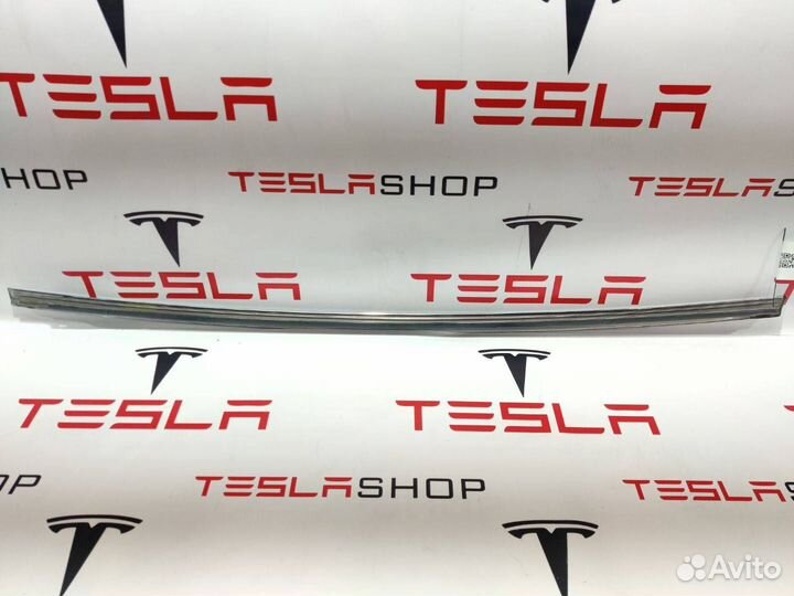 Молдинг подъемной задней двери Tesla Model X 2019