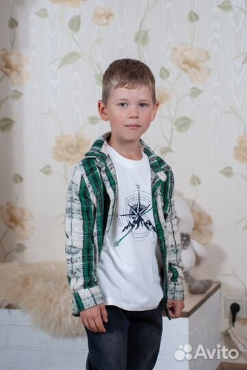 Рубашка к летку с брюками и футболкой