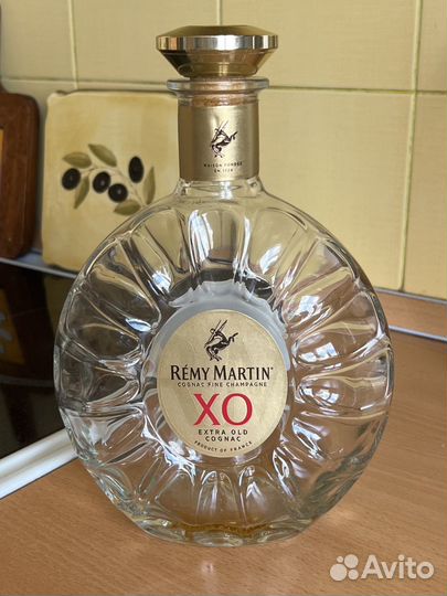 Бутылка от элитного алкоголя Remy Martin XO