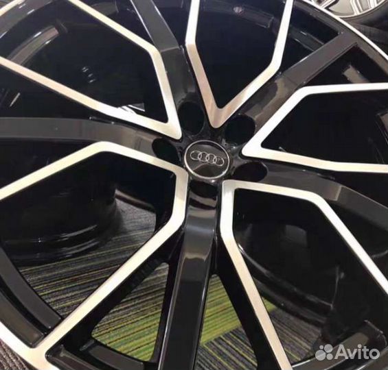 Комплект оригинальных дисков audi q7,q8 r22