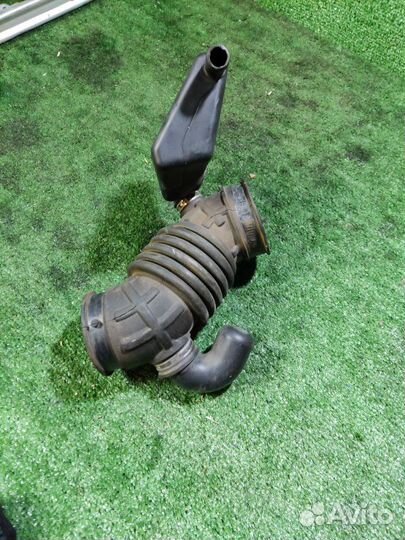 Патрубок воздушного фильтра Nissan 2.0 Mr20De