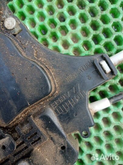 Замок двери левый Mitsubishi Colt