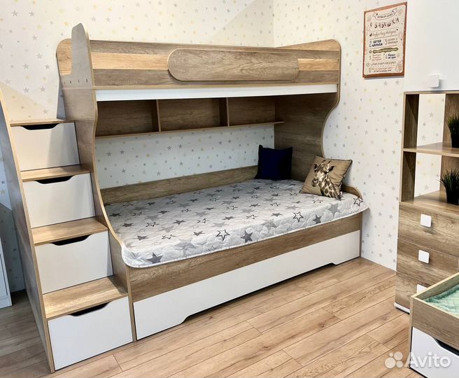 Двухъярусная кровать три спальных места