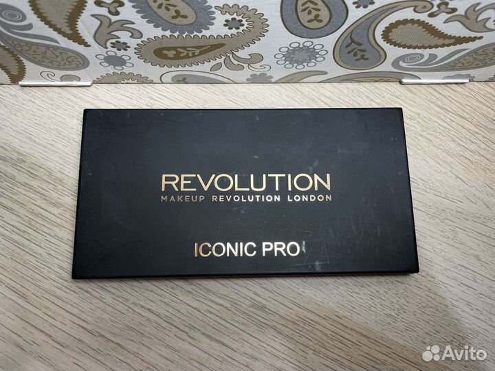 Палетка Makeup Revolution 