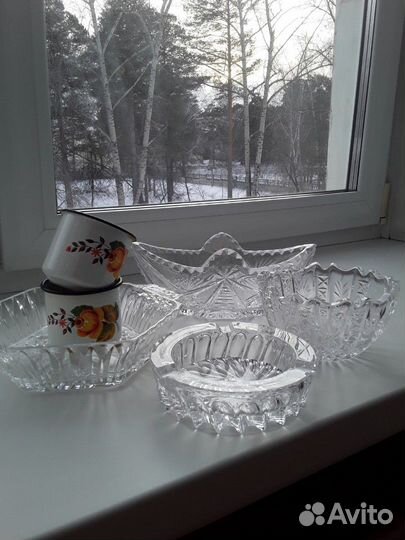 Эмалированные кружечки и хрустальная посуда