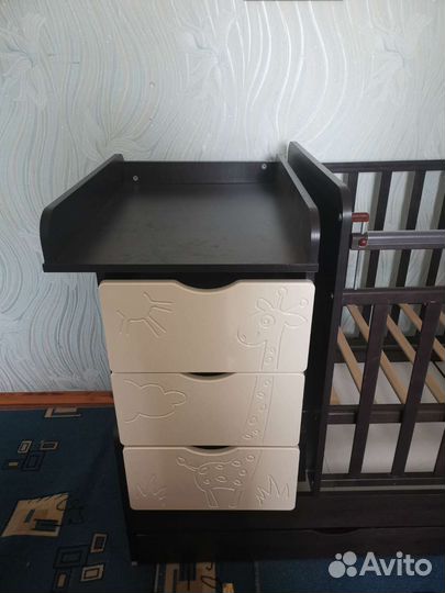 Детская кроватка с маятником и ящиком