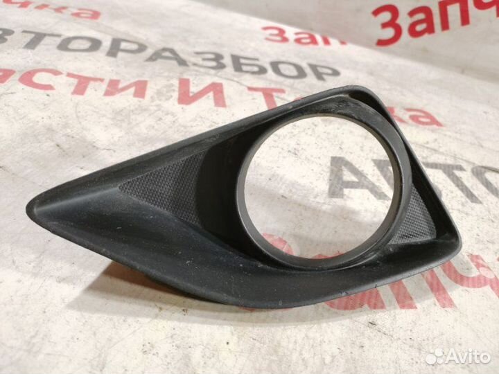 Накладка противотуманной фары правая Toyota