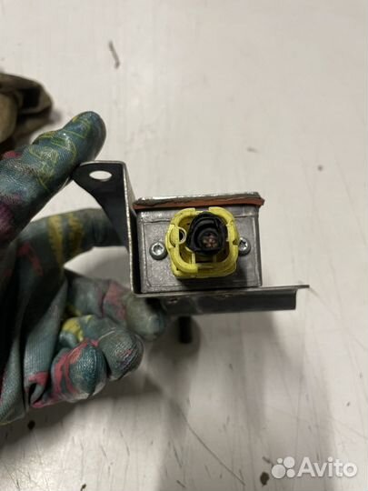 Датчик AirBag правый Toyota Avensis 1 1997-2003