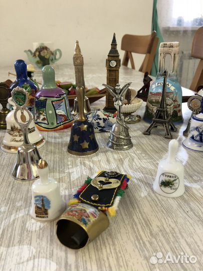 Коллекция колокольчиков и сувениров из разных стра