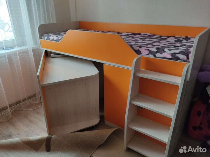 Детский уголок с кроватью и столом