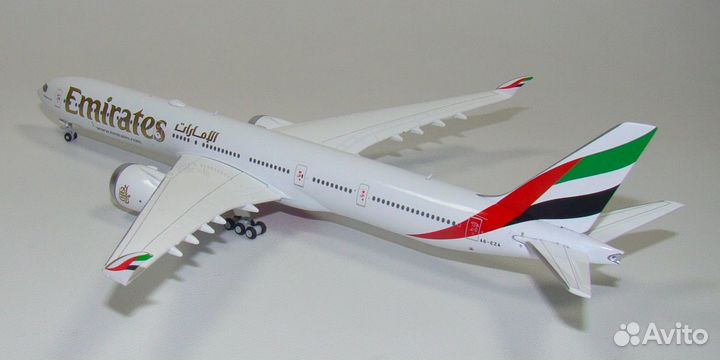 Модель самолёта Boeing 777-9 Emirates (сложенное к