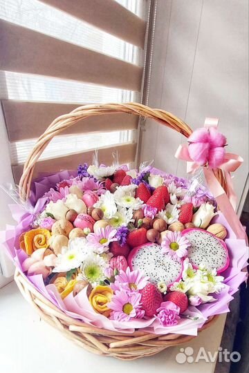 Корзина с ягодами, орехами и цветами