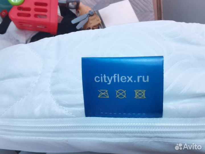 Детская кроватка с маятником