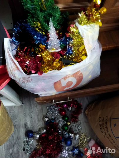 Новогодние игрушки, мишура