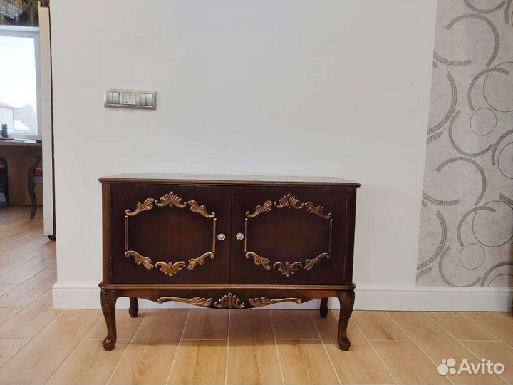 Тумба и зеркало в деревянной раме