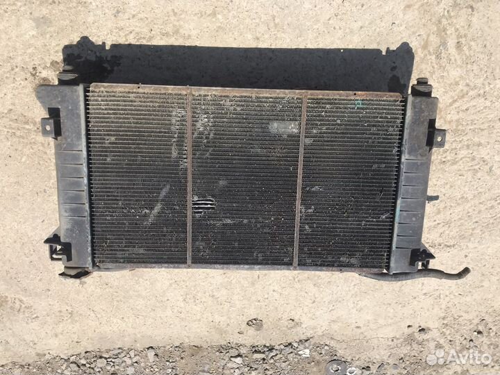Радиатор охлаждения Dodge caravan 2.4