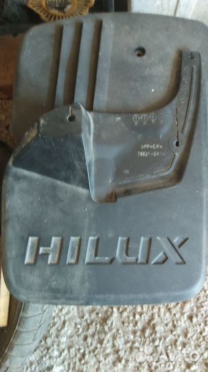 Брызговик передний правый для toyota hilux