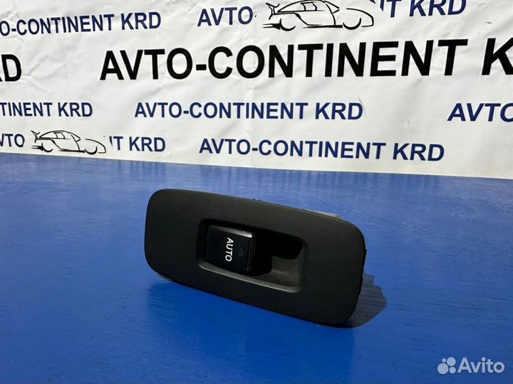 Кнопка стеклоподъемника задняя левая Toyota