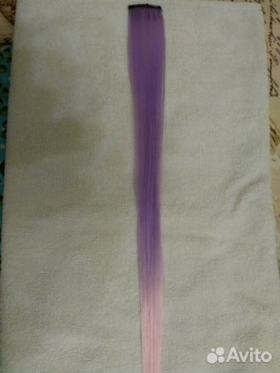 Прядь волос на заколке