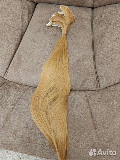 Пряди волос на заколках