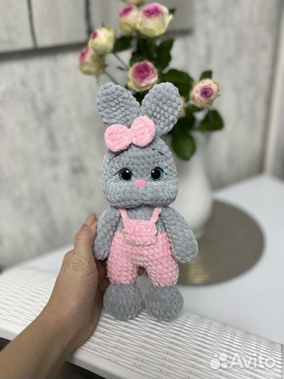Вязаная зайка ручной работы