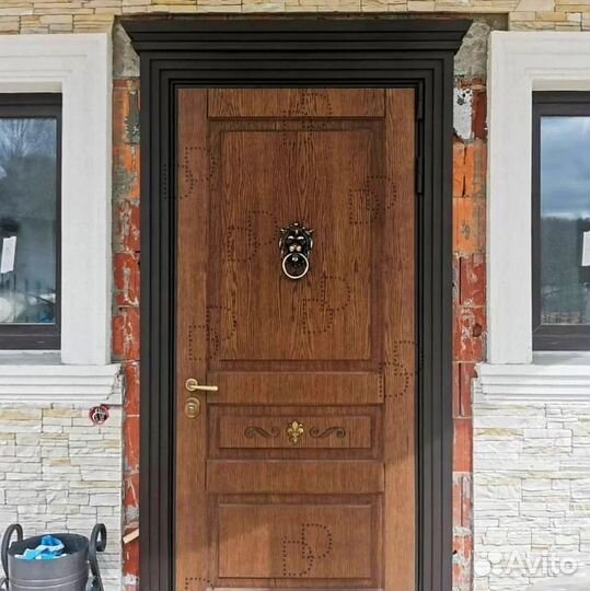 Парадная уличная металлическая дверь в дом