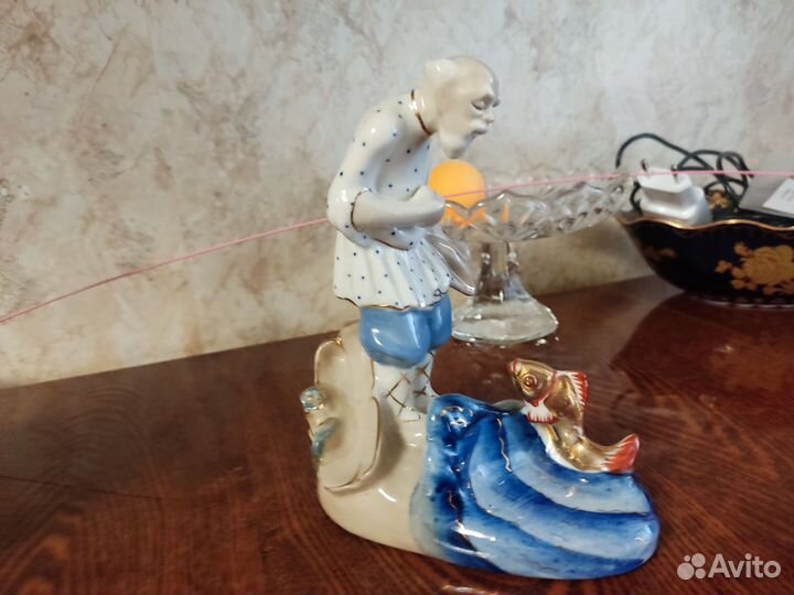 Статуэтка старик и золотая рыбка
