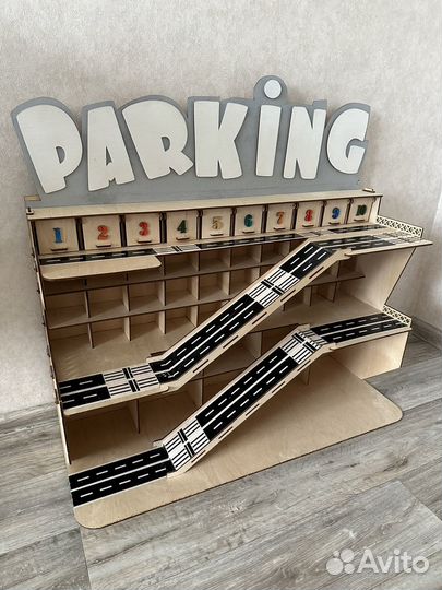 Деревянная парковка для машинок