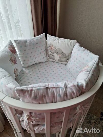 Детская кроватка с маятником