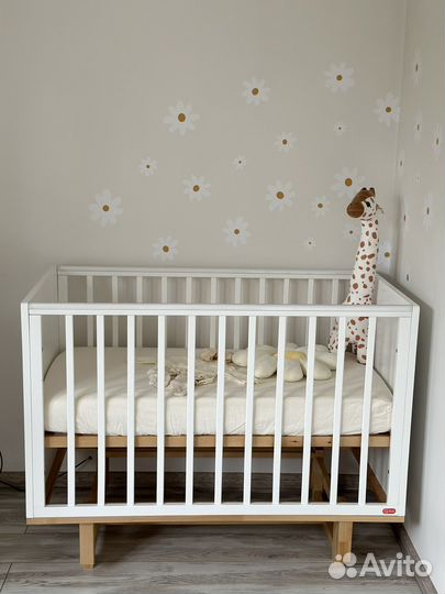 Детская кроватка с маятником